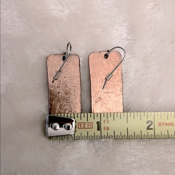 LIKE NEW! 🤠 VTG RUSTIC 2-D HAMMERED COPPER GUN PISTOL DANGLE FISH-HOOK EARRINGS - Picture 6 of 7